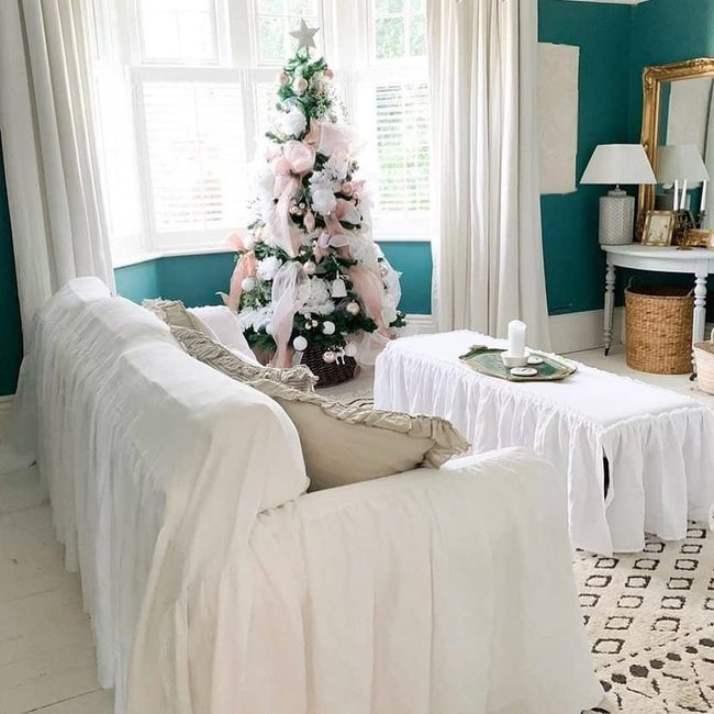Teal Walls Brighten Modern Farm Space