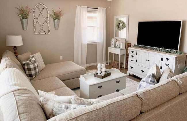 Tan Walls With Light Brown Linen