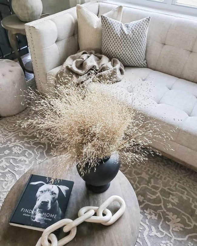 Black Vase With Dried Grass