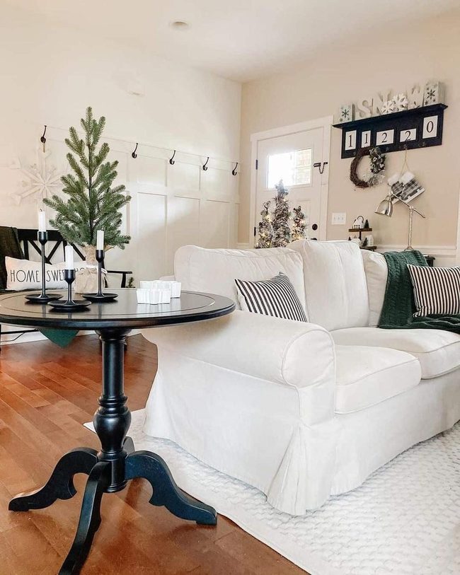 Black Pedestals, White Contrast Living