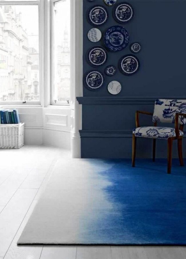 Deep Blue Walls White Plate Display
