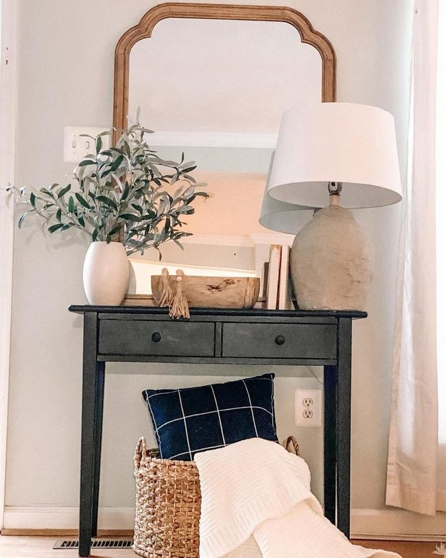 Black Table Meets Warm Wood Tones