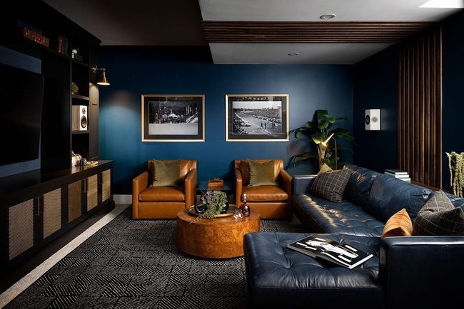 Monochromatic Deep Jewel Rooms