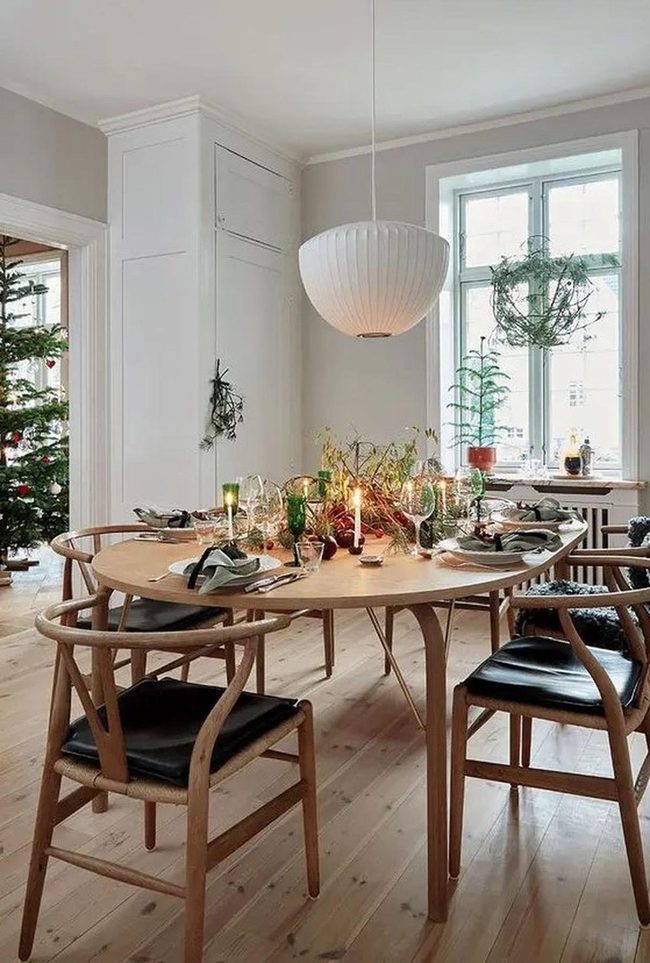 Wooden Round Table With Pendant Lights