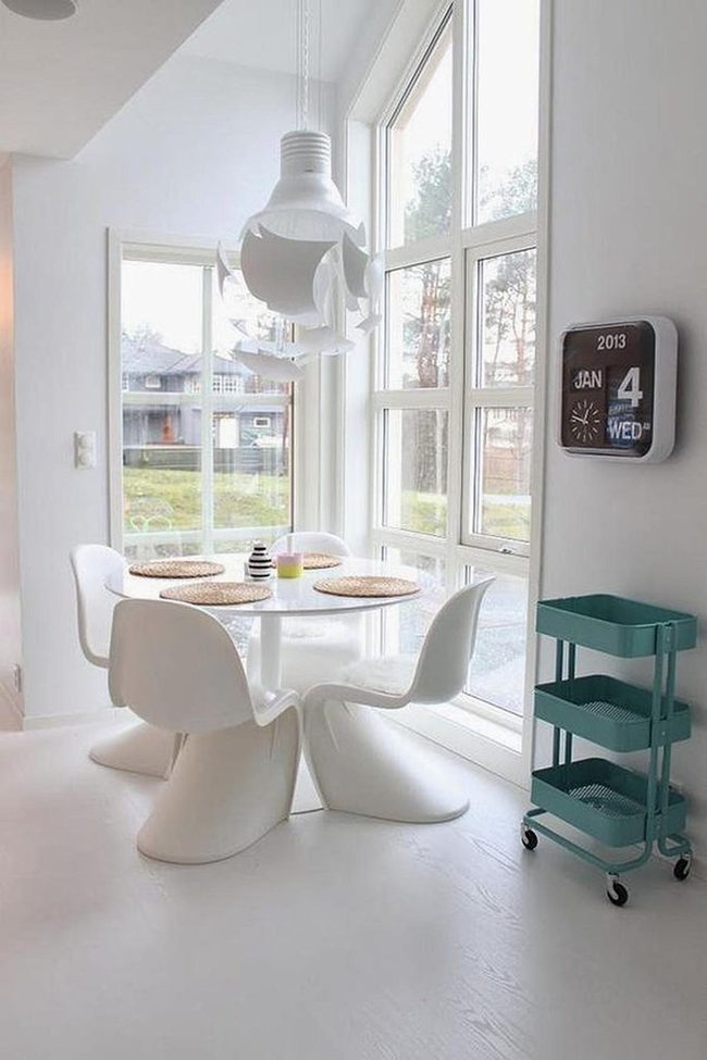 Sunlit Dining With Sculptural Light