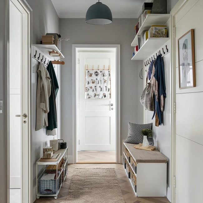 Pale Walls Maximize Narrow Spaces