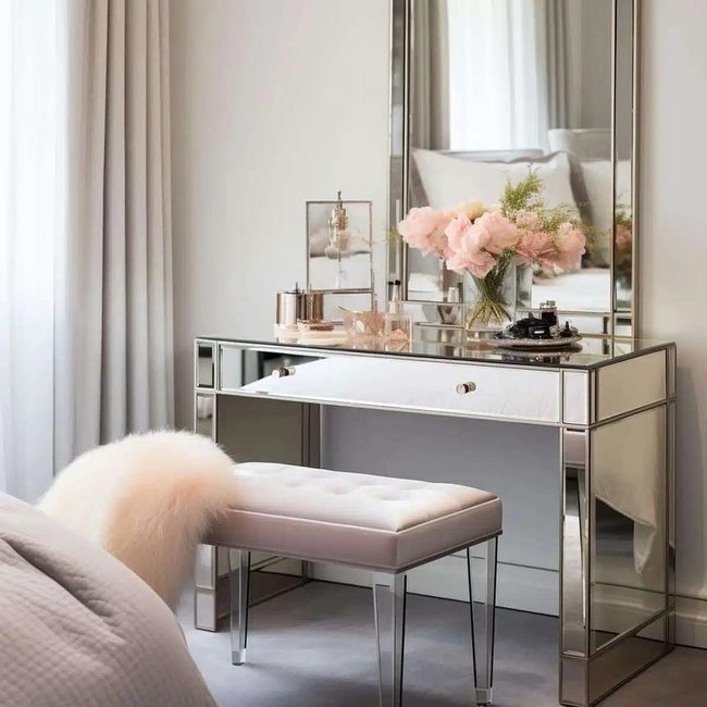 Reflective Velvet Vanity Throne