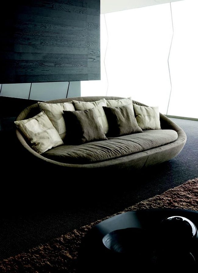 Dark Walls, Luminous Round Seating