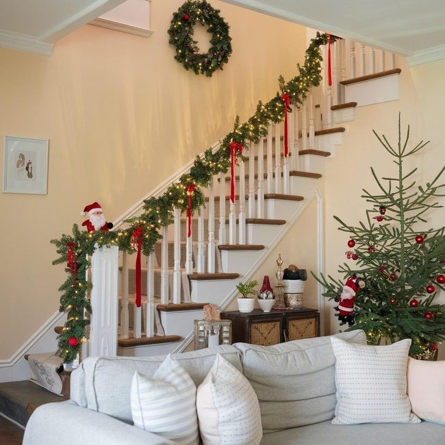 Festive Green Garland Staircase Lighting Ideas