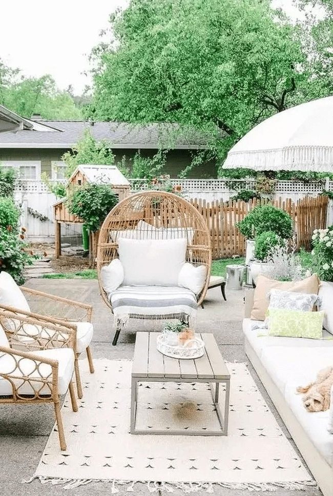 White Umbrella Garden Lounge