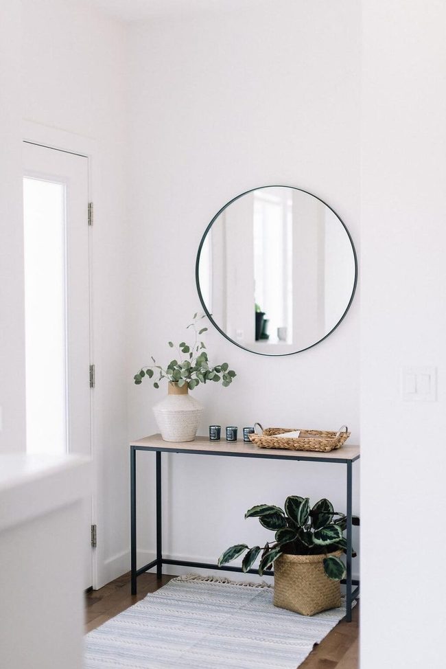 Compact Entry Table For Small Spaces