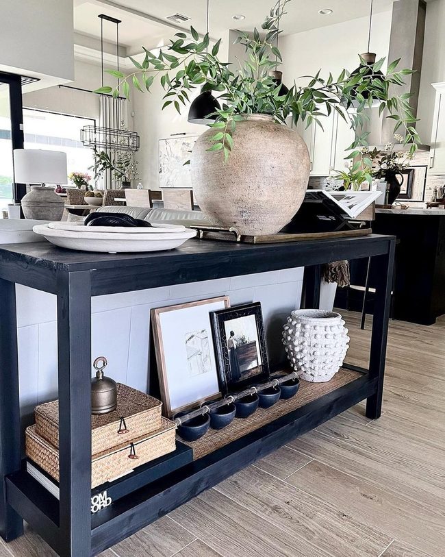 Green Life Fills Minimal Space