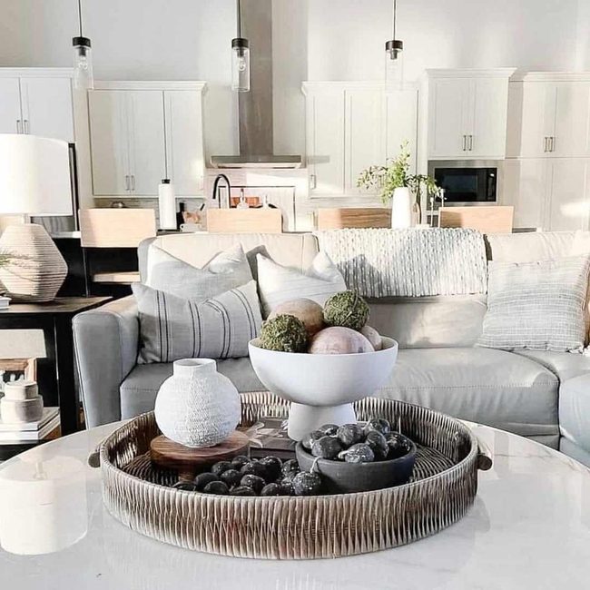 White Marble Round Table Centerpiece