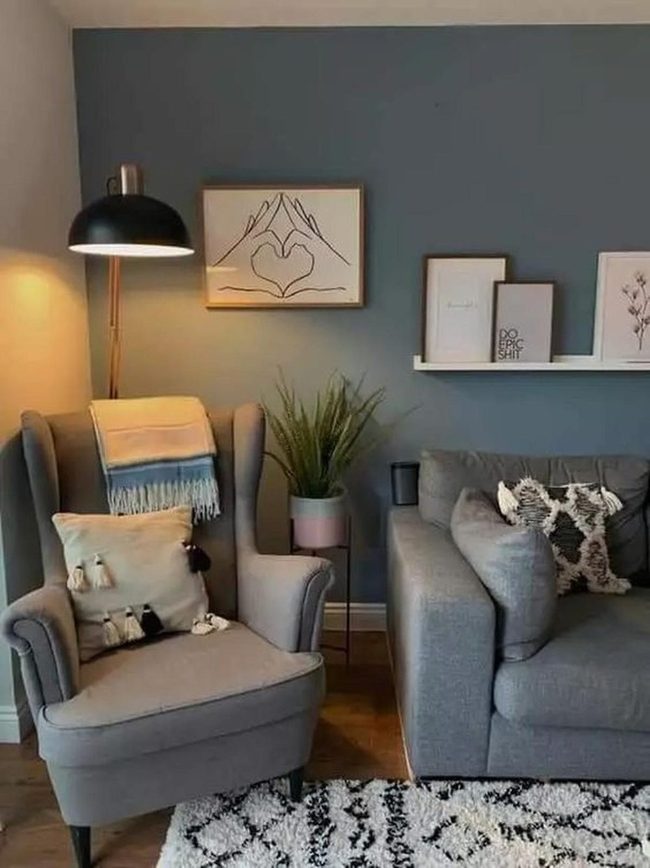 Deep Blue Wall With Light Furnishings