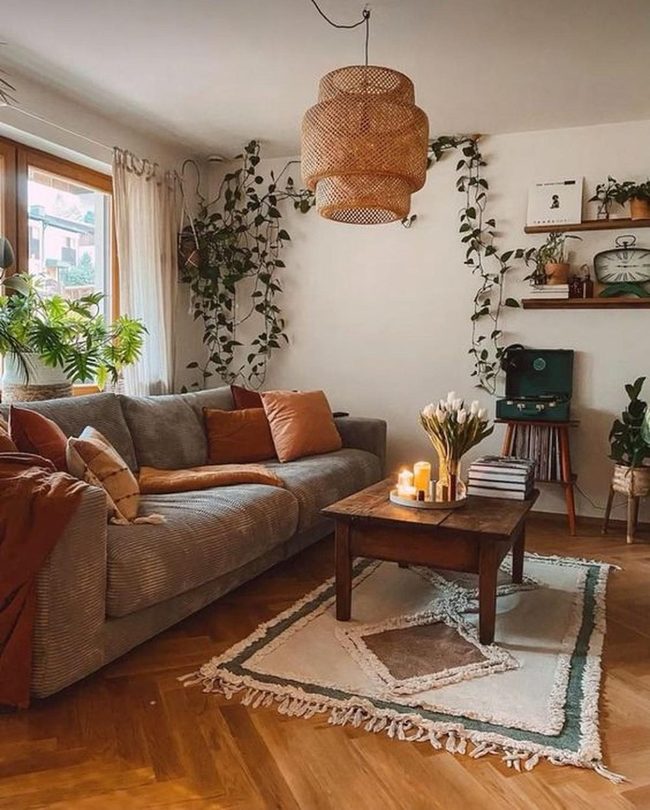 Living Plants Meet Warm Wood Tones