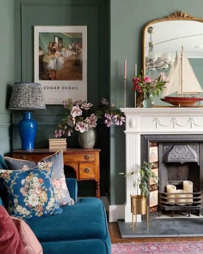 Gold-Framed Mirror Expands Green Room