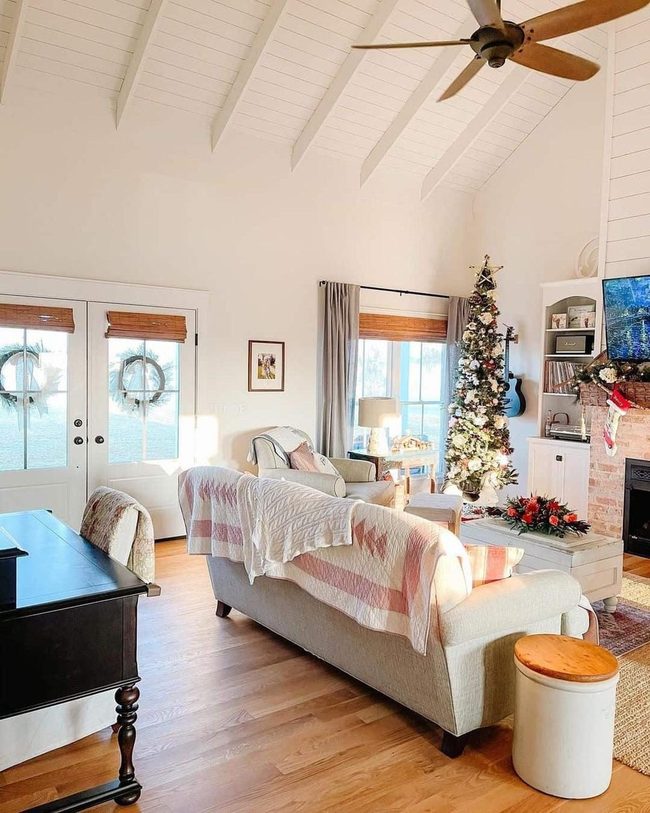 Tall Ceilings, Minimal Holiday Décor