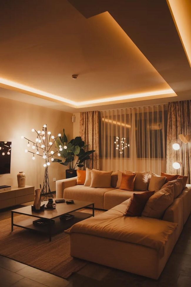 Branching Tree Lamp With Scattered Bulbs