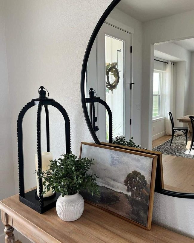 Wood Grain Entry Table With Black Lamp