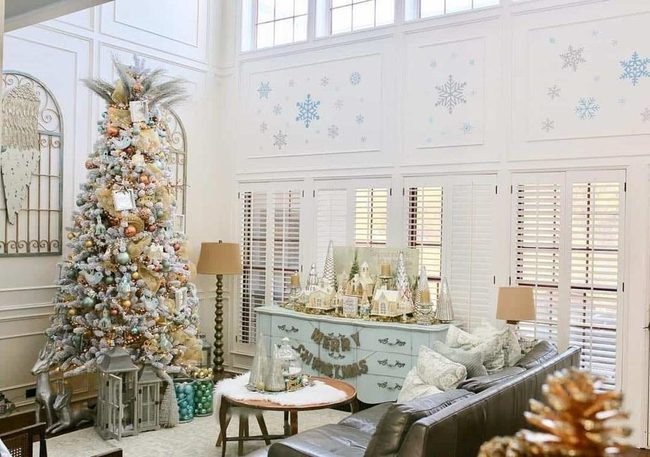 Light Blue Gold Christmas Tree Statement