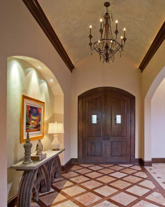 Monumental Centerpiece Needs Spacious Rooms