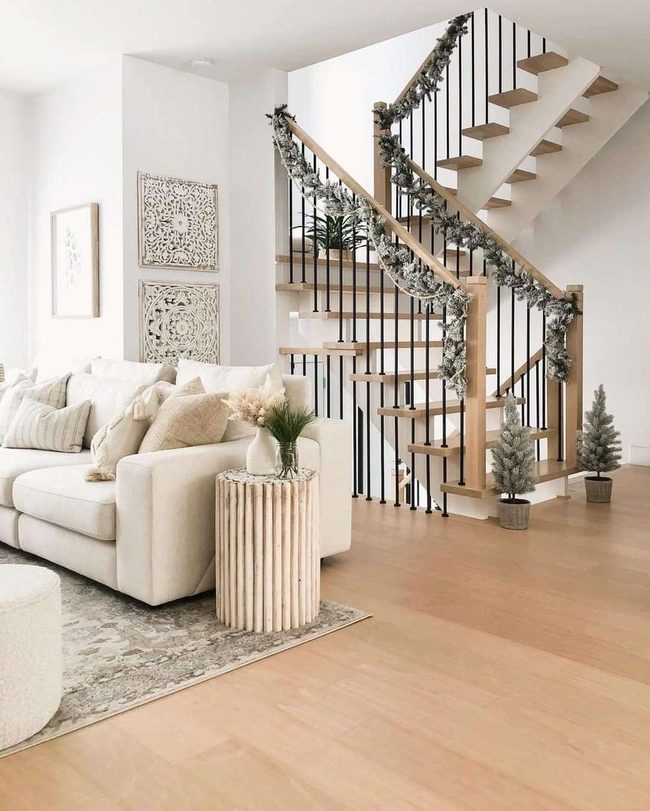 Snowy Garland Staircase Statement