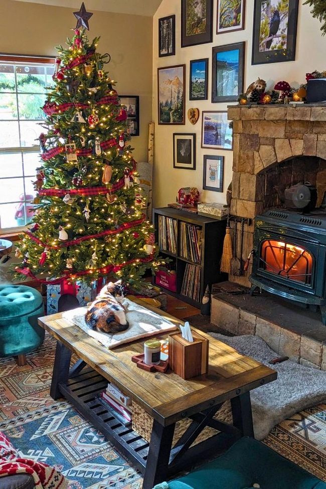 Hydrangea-Topped Christmas Tree In Gold