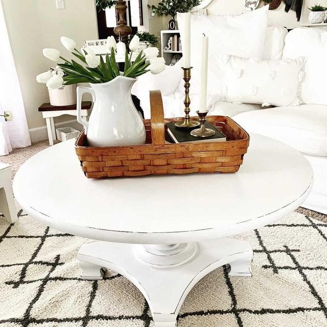 Crisp White Lounge With Circular Anchor