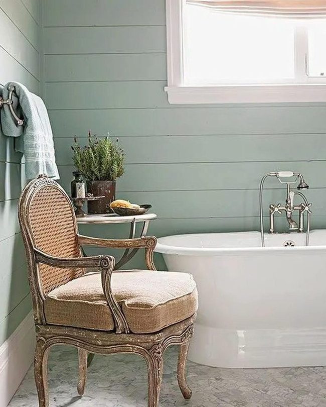 Light Green Walls, Serene Bath Space
