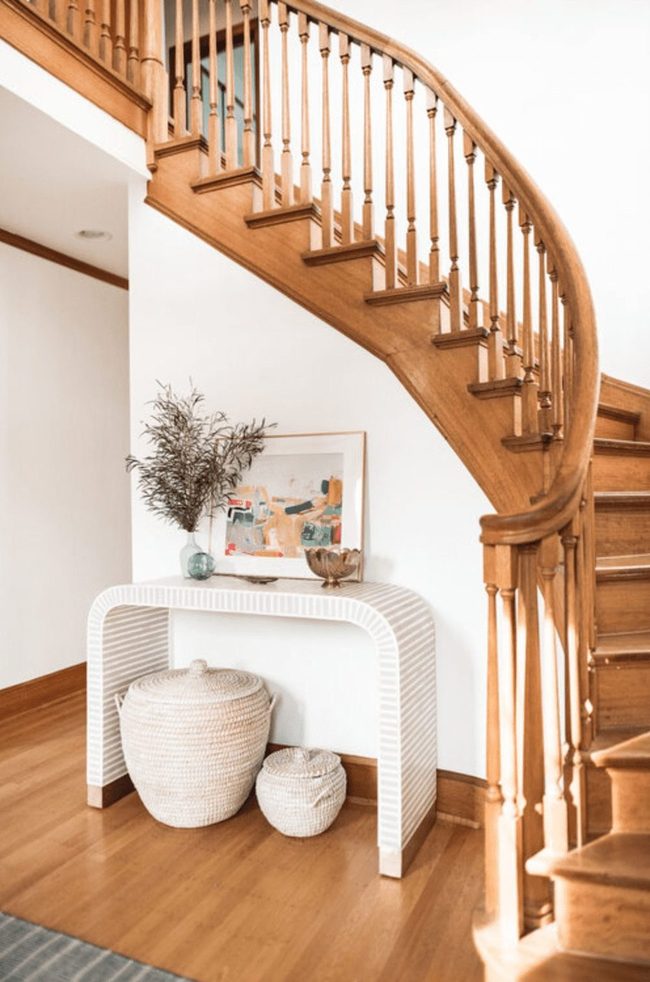 Curved Console Striped Statement
