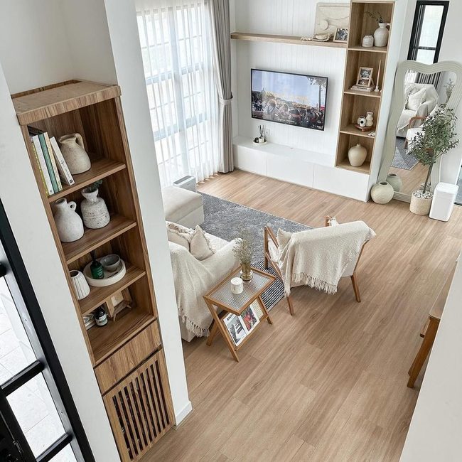 Tall Mirror Expands Compact Spaces