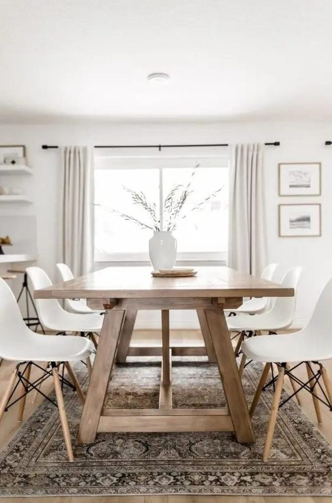 Light-Filled Dining With White And Wood