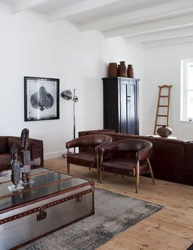 Pale Walls, Warm Wood, Minimal Layers