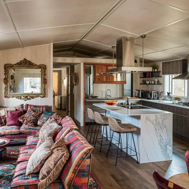 Ceiling-Hugging Curtains For Spacious Rooms