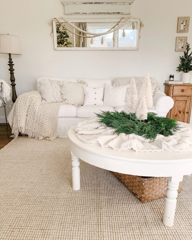 Chic and Simple White Holiday Decor