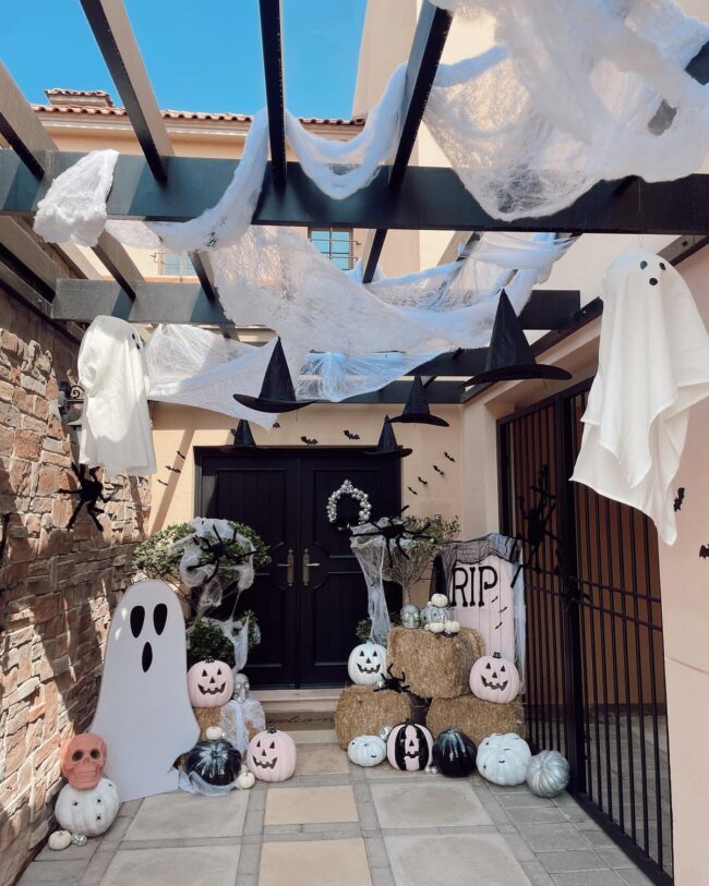 Ghostly Courtyard Decor