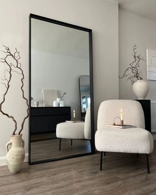 Expansive Elegance in Reflection