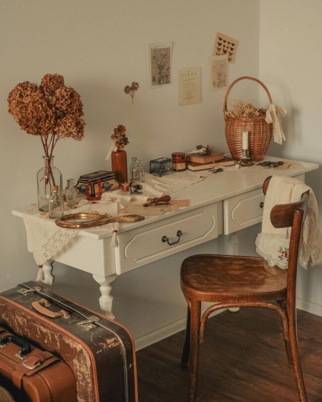 Create a Vintage Feel with a Stylishly Decorated Desk
