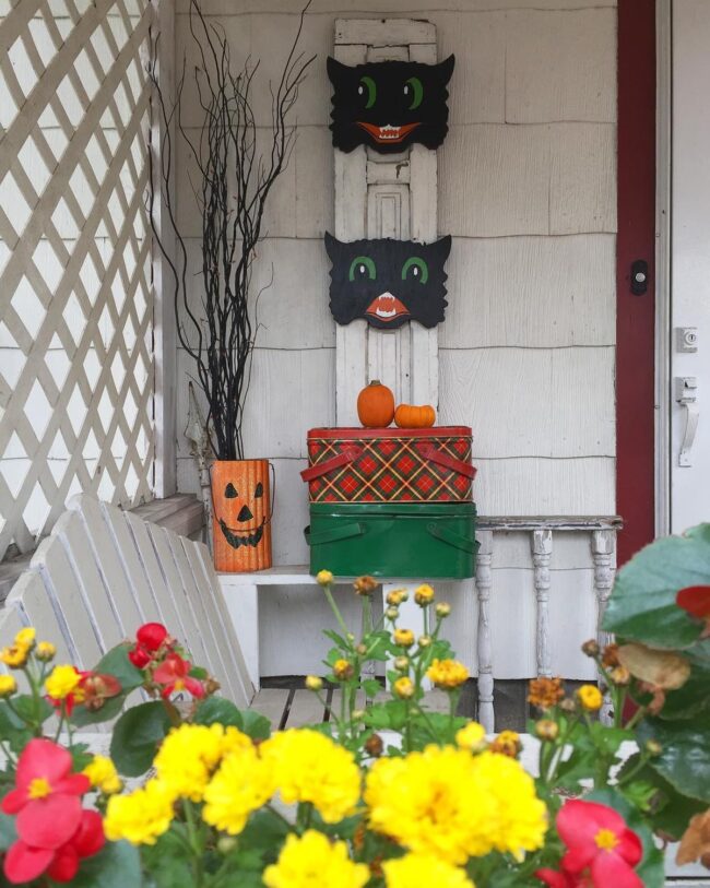 Vintage Cat Decor for a Classic Halloween Touch
