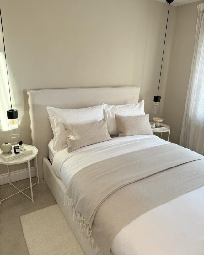 Vertical Suspended Lights for Streamlined Elegance
