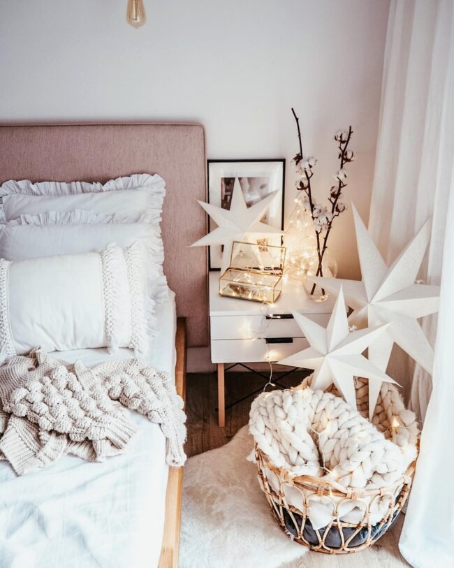 The Best Color Schemes for a Christmas-Themed Dorm Room